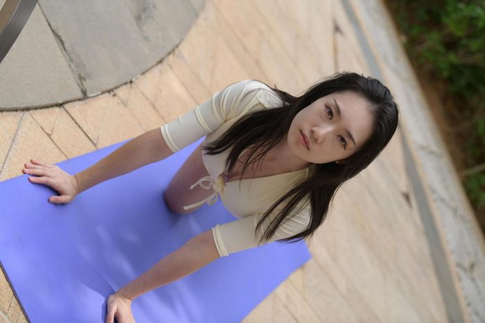 游泳池旁边的比基尼女生【327P】00042-达塔图库