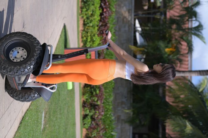 骑着平衡车的橘黄色瑜伽裤妹妹【620P】00054-达塔图库