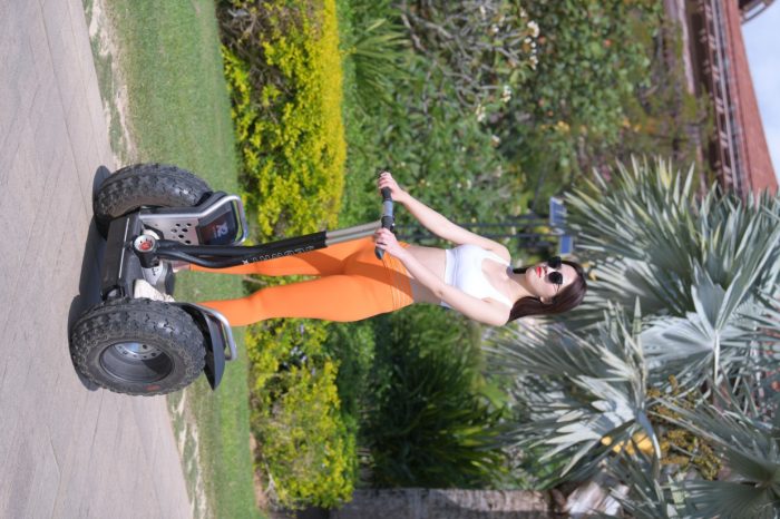 骑着平衡车的橘黄色瑜伽裤妹妹【620P】00054-达塔图库