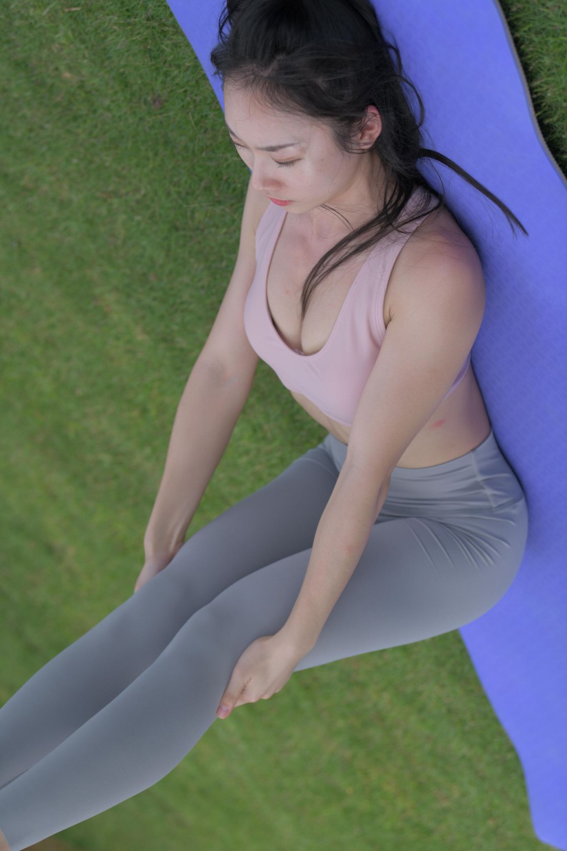 图片[3]-在户外草地上练瑜伽的高马尾女生【235P】00056-达塔图库