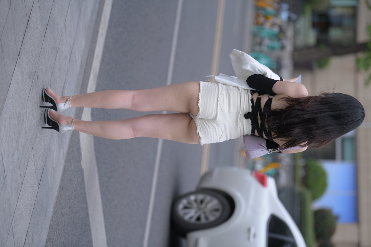 图片[2]-长发飘飘的白色热裤美丽女孩【49P】00029-达塔图库