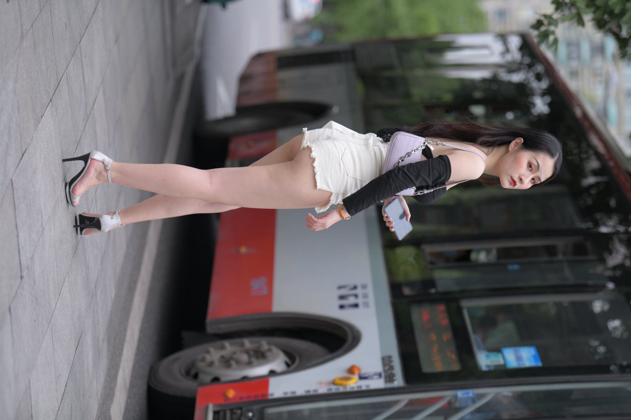 图片[3]-长发飘飘的白色热裤美丽女孩【49P】00029-达塔图库