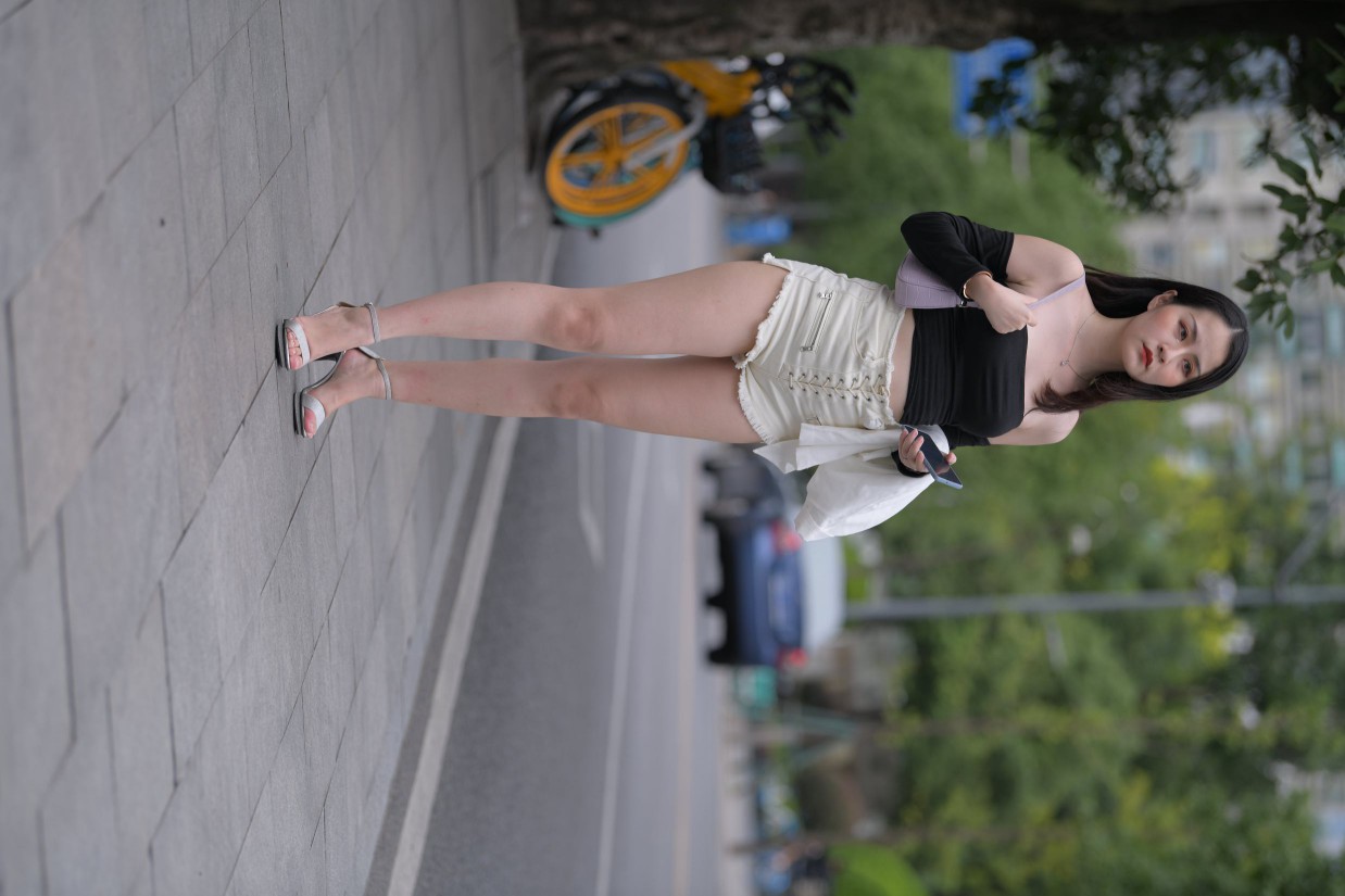 图片[4]-长发飘飘的白色热裤美丽女孩【49P】00029-达塔图库