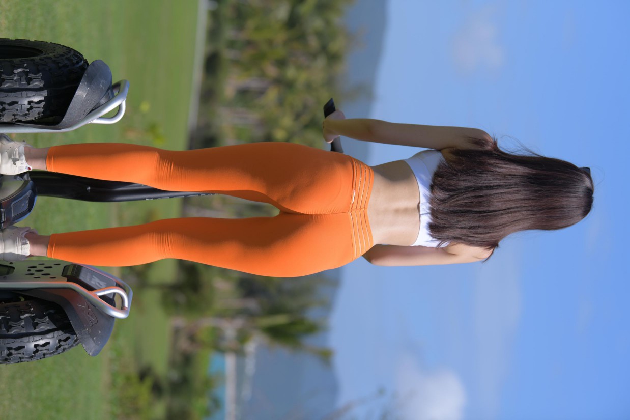 图片[4]-骑着平衡车的橘黄色瑜伽裤妹妹【620P】00054-达塔图库