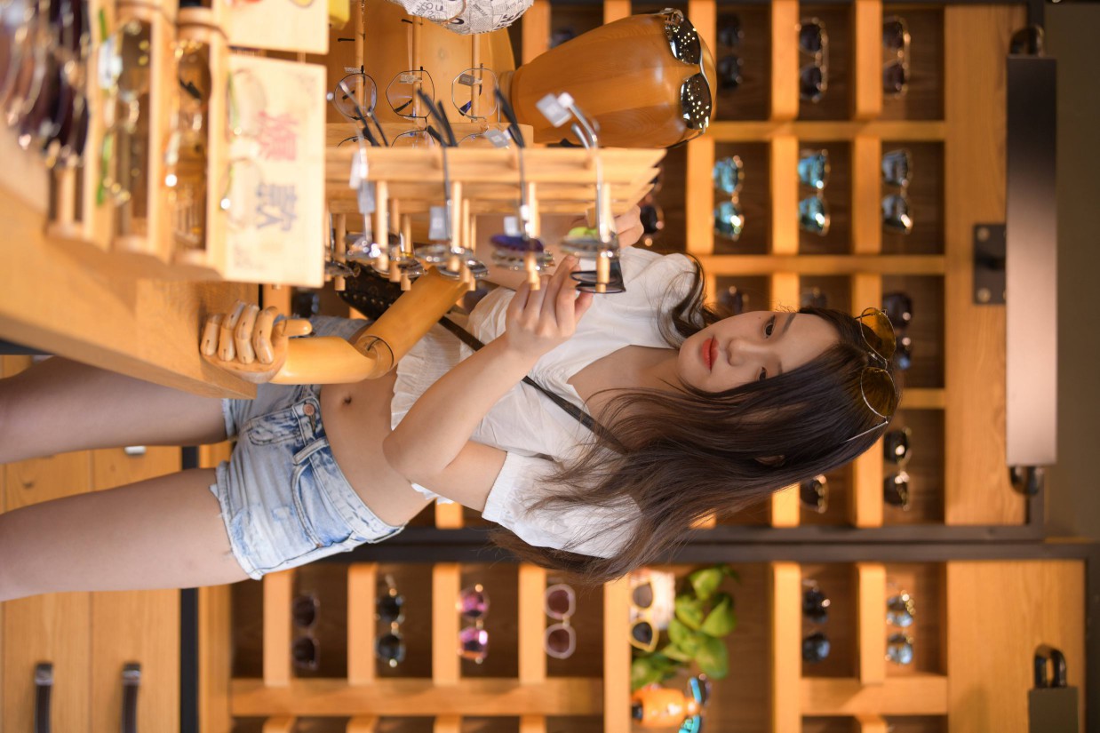 图片[4]-头戴花环的南方姑娘身穿紧身牛仔短裤【161P】00028-达塔图库