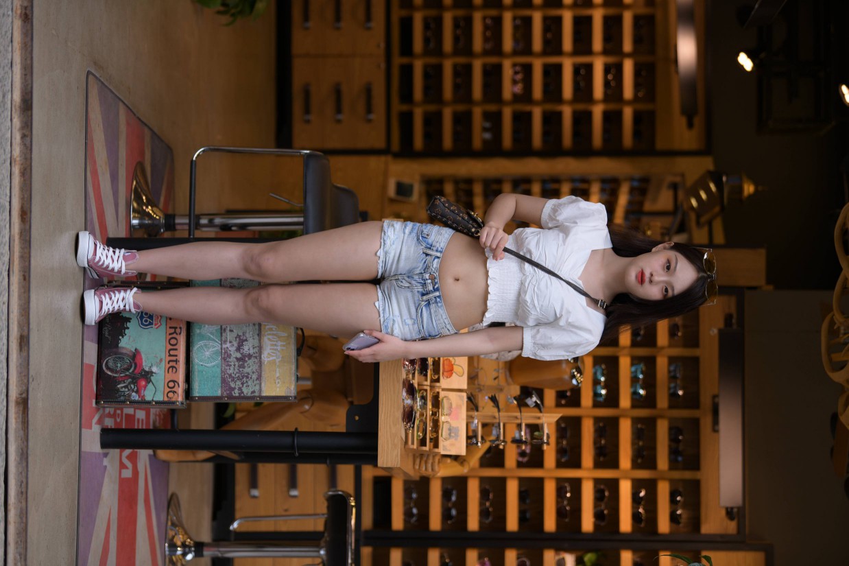 图片[6]-头戴花环的南方姑娘身穿紧身牛仔短裤【161P】00028-达塔图库