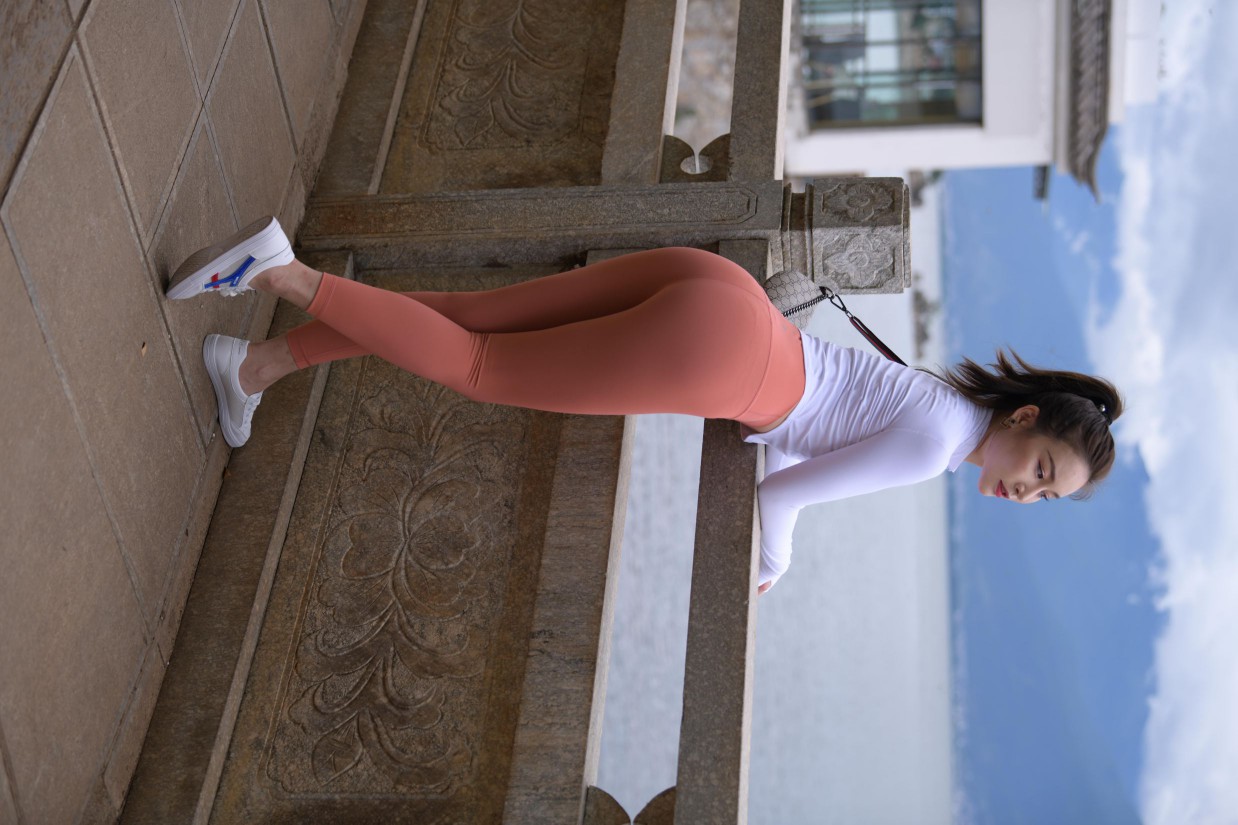 图片[5]-橙色瑜伽裤的高马尾姑娘【615P】00051-达塔图库