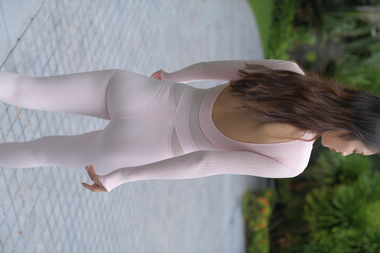 图片[4]-很漂亮眼睛也很大的白色瑜伽裤女孩【249P】00063-达塔图库