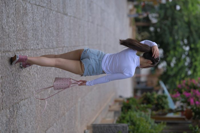 紧身牛仔短裤骑自行车的漂亮女孩【588P】00053-达塔图库