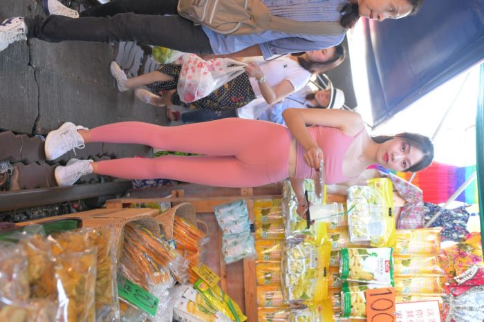 粉色的甜美瑜伽裤女孩在逛街【372P】00057-达塔图库