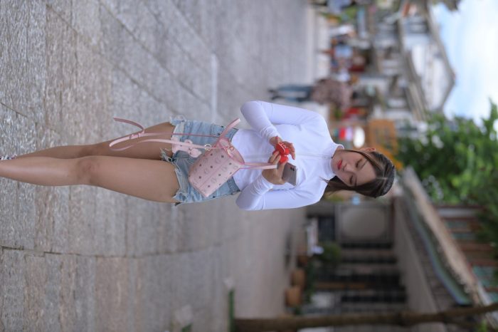 紧身牛仔短裤骑自行车的漂亮女孩【588P】00053-达塔图库