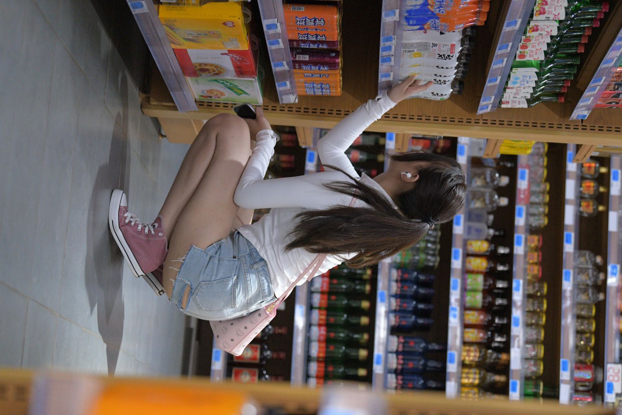 图片[5]-紧身牛仔短裤骑自行车的漂亮女孩【588P】00053-达塔图库