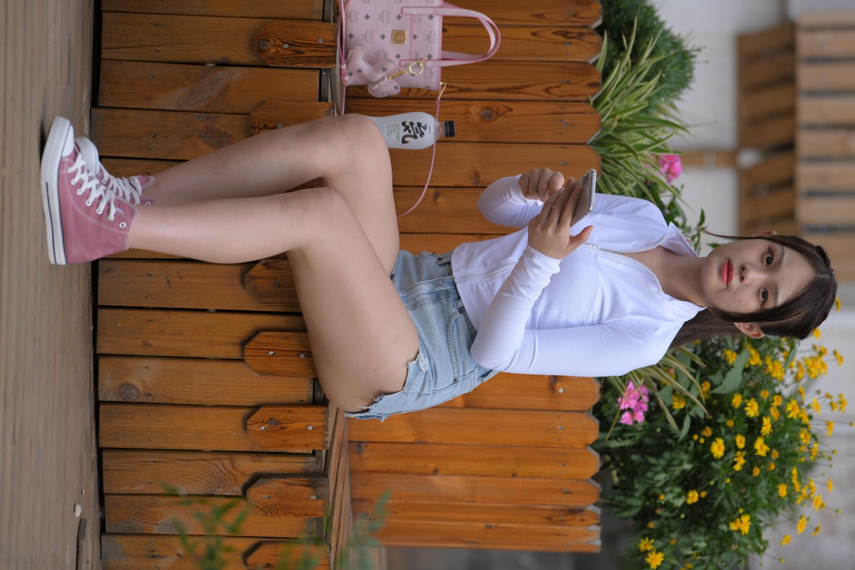 图片[7]-紧身牛仔短裤骑自行车的漂亮女孩【588P】00053-达塔图库