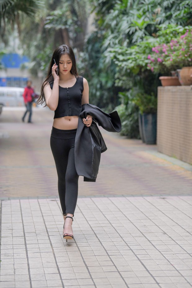 图片[4]-喝奶茶的黑色瑜伽裤长发姑娘【376P】00055-达塔图库