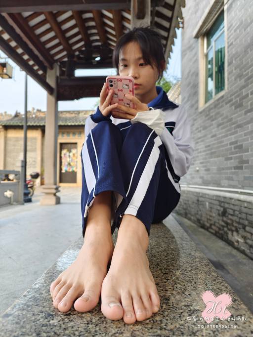 图片[4]-【免费】专心致志玩手机的女孩【42P】20028-达塔图库