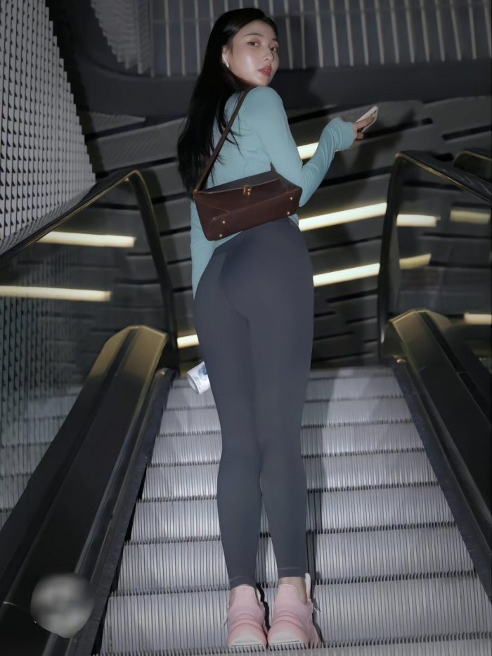 晚上逛商场的瑜伽裤漂亮女孩J2244 225P2V-15.1GB-达塔图库