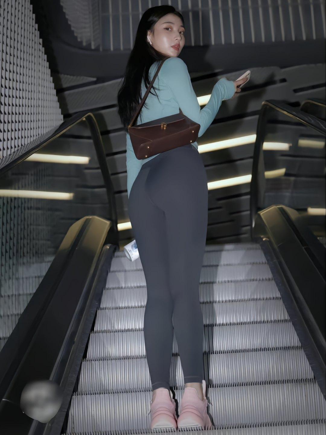 图片[1]-晚上逛商场的瑜伽裤漂亮女孩J2244 225P2V-15.1GB-达塔图库