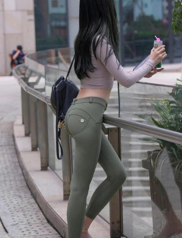 图片[1]-紧身牛仔裤身材很好的女人 J2060 529P1V-20.3GB-达塔图库