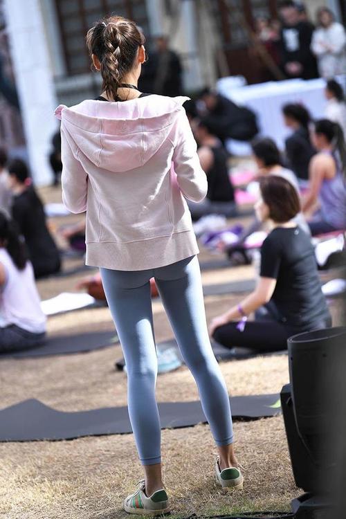 图片[2]-在广场看热闹的瑜伽裤女人-达塔图库