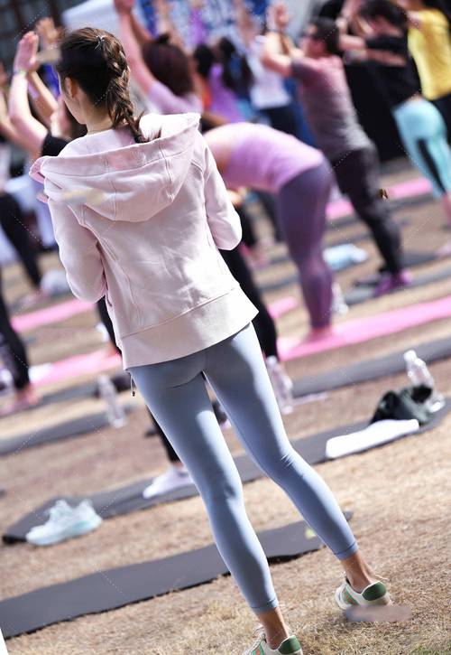 在广场看热闹的瑜伽裤女人-达塔图库