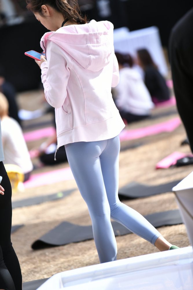 在广场看热闹的瑜伽裤女人j1859-达塔图库