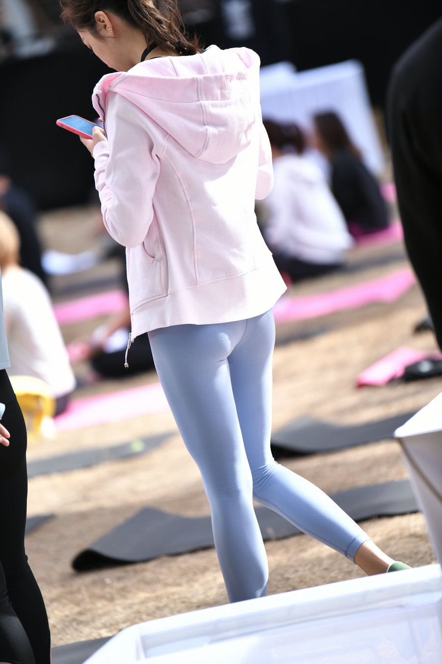 图片[3]-在广场看热闹的瑜伽裤女人-达塔图库