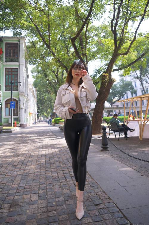 图片[2]-戴眼镜的皮裤女孩 J1473 1046P2V-35.5GB-达塔图库