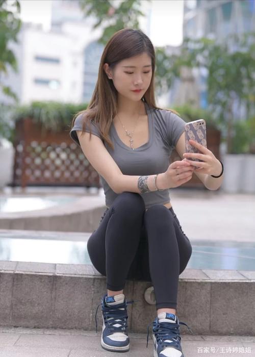 有小虎牙非常甜美的瑜伽裤女孩-达塔图库