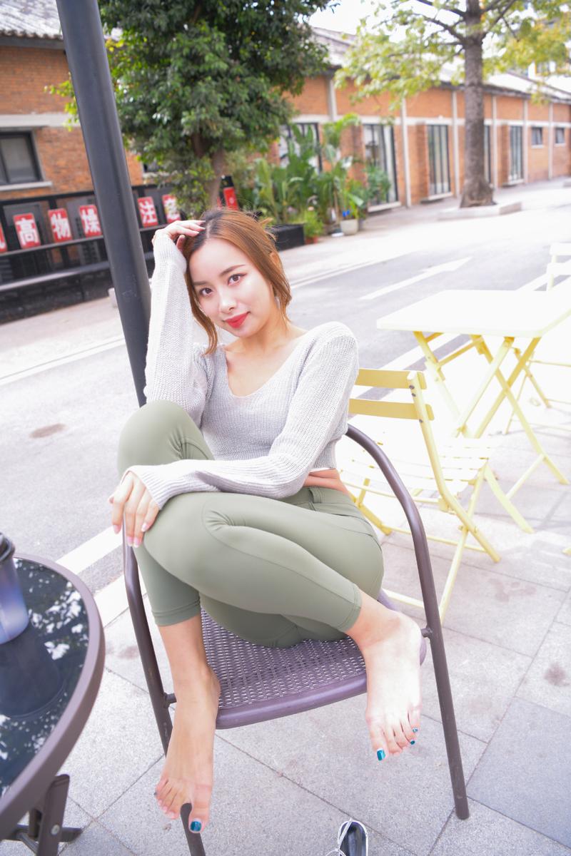 图片[3]-非常可爱的瑜伽裤女孩坐在凳子上 J1520 998P1V-26.5GB-达塔图库