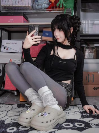 图片[8]-牛仔热裤+灰丝姑娘玩自拍-达塔图库