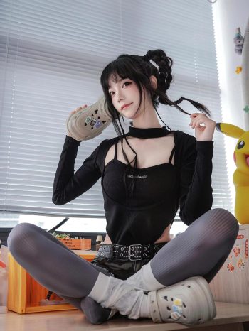 图片[5]-牛仔热裤+灰丝姑娘玩自拍-达塔图库