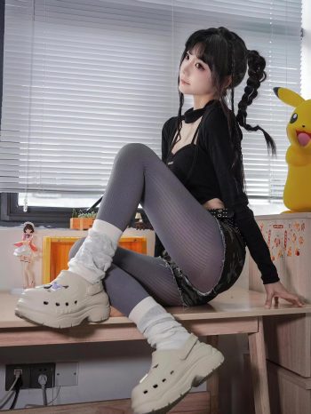 图片[3]-牛仔热裤+灰丝姑娘玩自拍-达塔图库