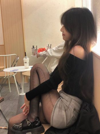 图片[6]-牛仔短裤+黑丝，太好看了吧-达塔图库