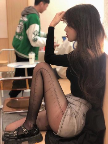 图片[1]-牛仔短裤+黑丝，太好看了吧-达塔图库