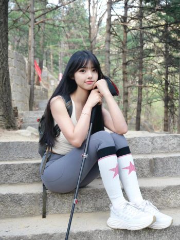 图片[1]-爱爬山的瑜伽裤MM，太甜美了！~-达塔图库