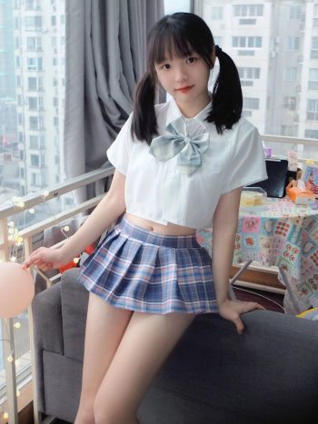 图片[7]-网格丝袜的清纯双马尾小姑娘-达塔图库