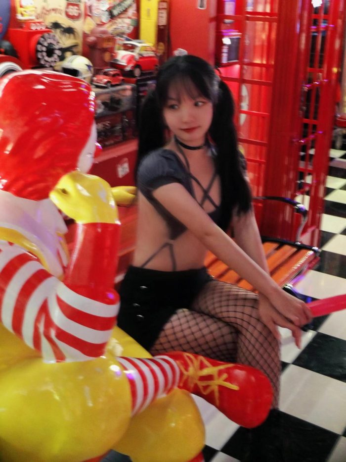 网格丝袜的清纯双马尾小姑娘-达塔图库