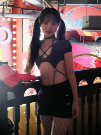 图片[2]-网格丝袜的清纯双马尾小姑娘-达塔图库