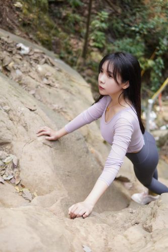 图片[8]-穿瑜伽裤爬山的长发少女-达塔图库