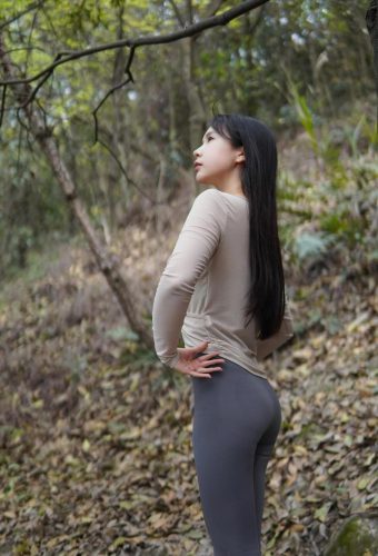 图片[5]-穿瑜伽裤爬山的长发少女-达塔图库