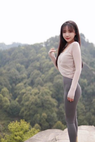 图片[3]-穿瑜伽裤爬山的长发少女-达塔图库