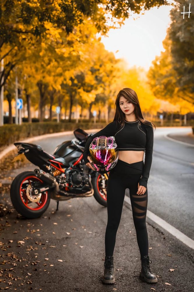 骑摩托车的瑜伽裤美女身材太好了！-达塔图库